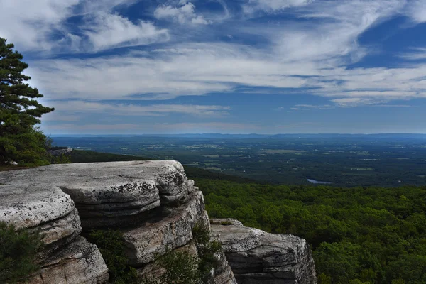 Enorme rotsen en uitzicht op de vallei — Stockfoto