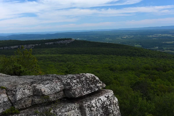 Rochers massifs et vue sur la vallée — Photo