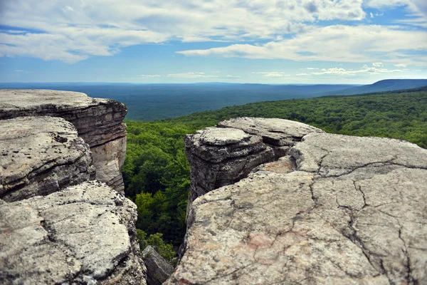 Massive Felsen und Blick ins Tal — Stockfoto