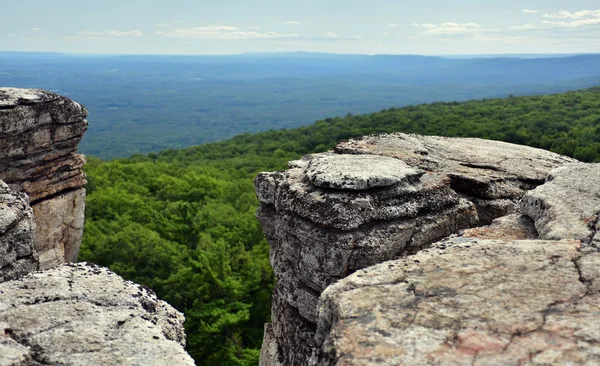 Büyük kayalar ve vadi görünümüne