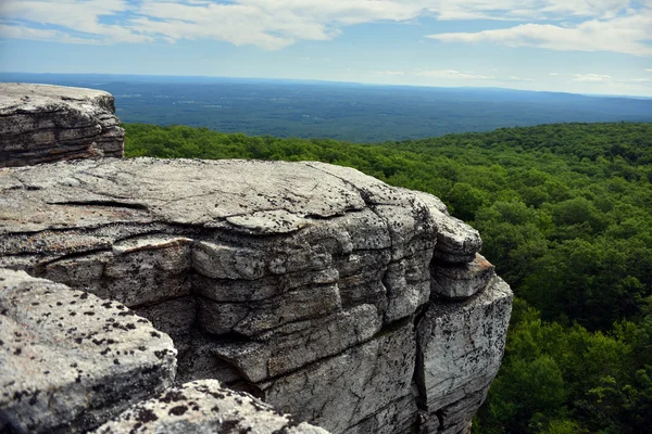 Rochers massifs et vue sur la vallée — Photo