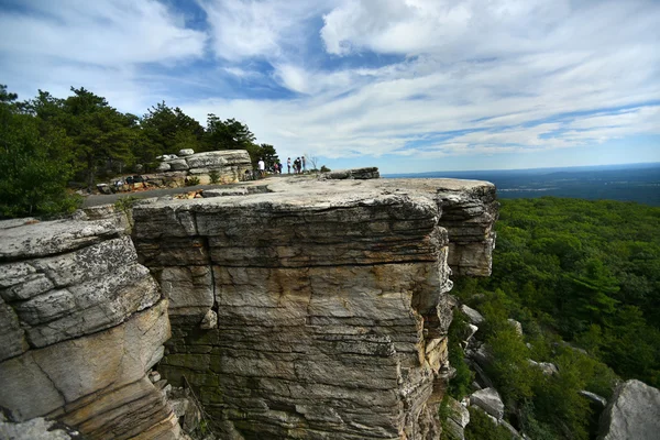 Rochers massifs et vue sur la vallée — Photo