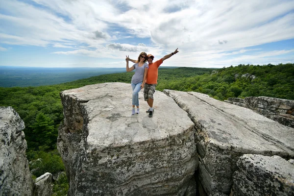 Couple standing on the rock — Stock Photo, Image