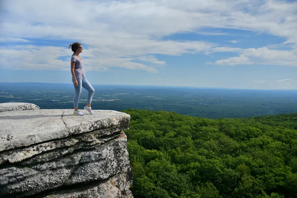 Mujer posando en el borde de la roca — Foto de Stock