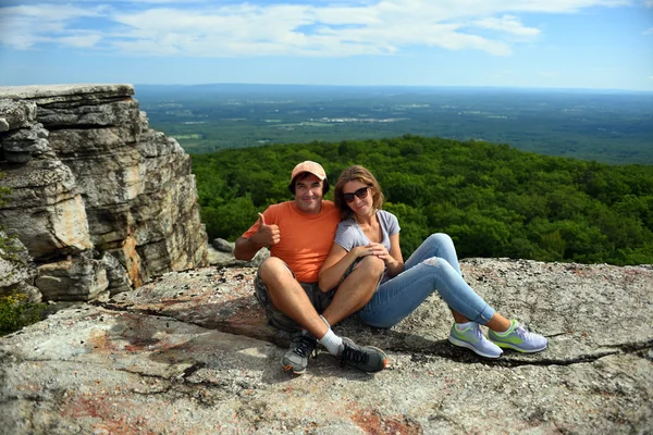 Pareja sentada en la roca — Foto de Stock