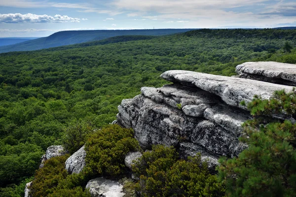 Büyük kayalar ve vadi görünümüne