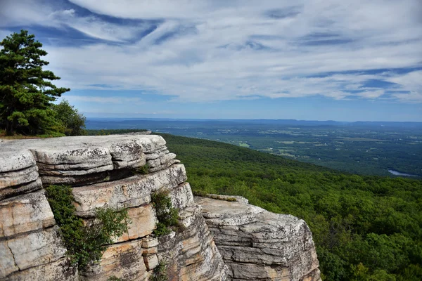 Massive Felsen und Blick ins Tal — Stockfoto