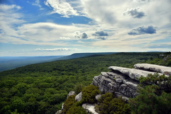 Büyük kayalar ve vadi görünümüne