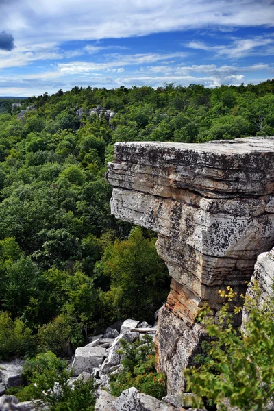 Büyük kayalar ve vadi görünümüne
