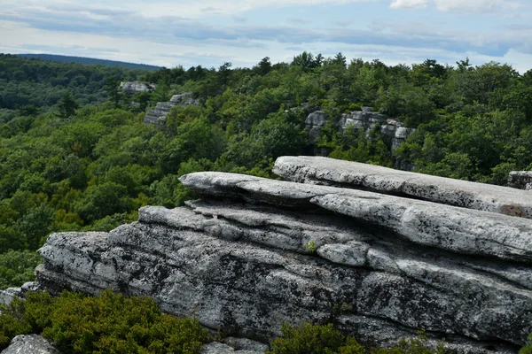 Rochers massifs et vue sur la vallée — Photo