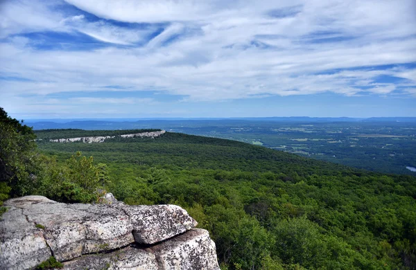 Büyük kayalar ve vadi görünümüne