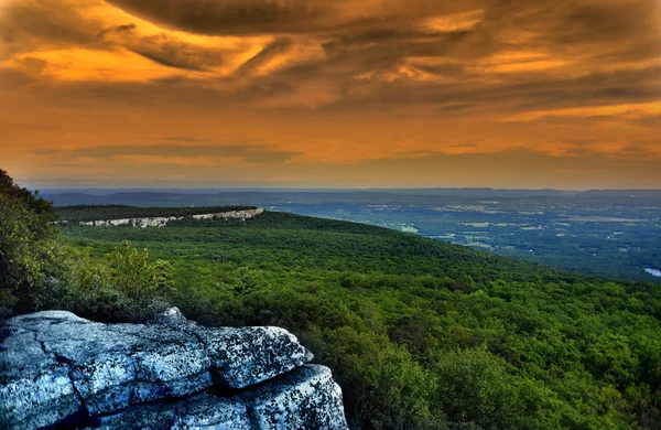 Efektywne oświetlenie w Minnewaska Park stanowy rezerwat — Zdjęcie stockowe