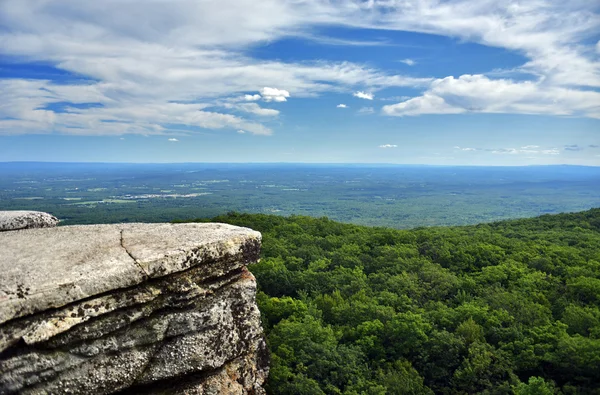 Rochers massifs et vue sur la vallée — Photo