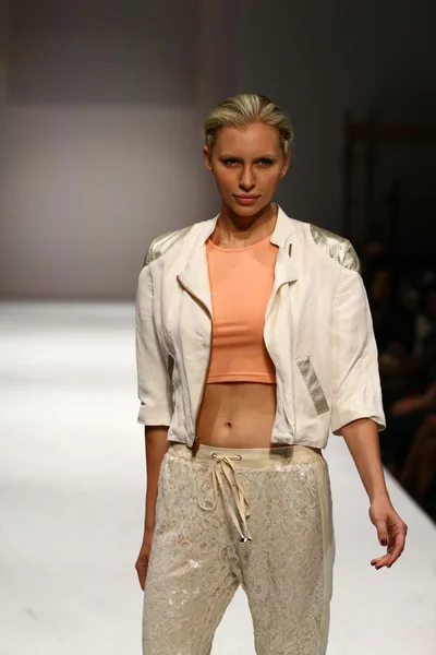 Nikki Lund fashion show — Zdjęcie stockowe