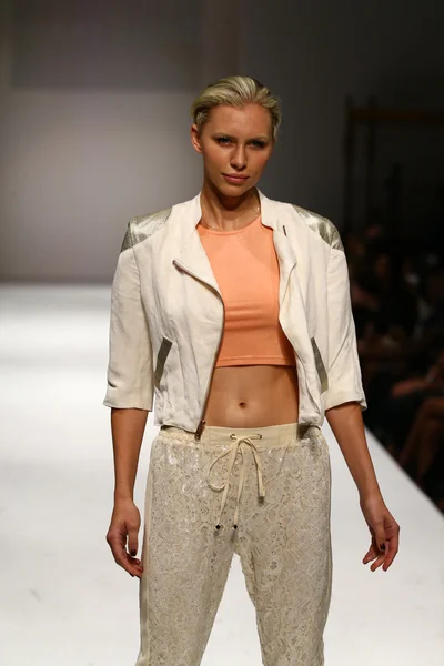 Nikki Lund fashion show — Zdjęcie stockowe