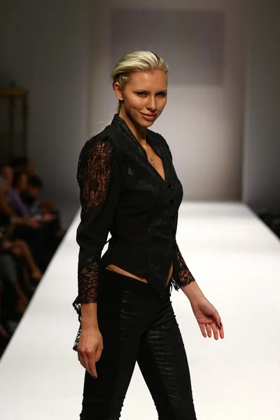 Nikki Lund fashion show — Stock Photo, Image