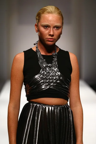 Nikki Lund desfile de moda — Fotografia de Stock