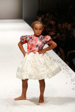 Nancy Vuu defile