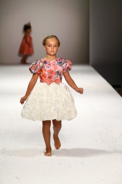 Nancy Vuu defile