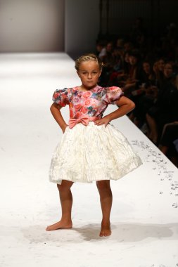 Nancy Vuu defile