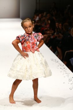 Nancy Vuu defile