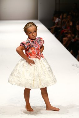 Nancy Vuu defile