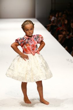 Nancy Vuu defile