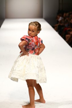 Nancy Vuu defile