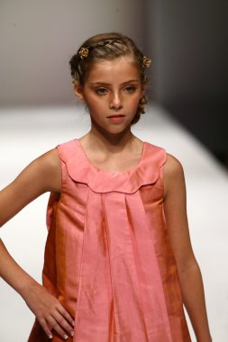 Nancy Vuu defile