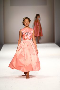 Nancy Vuu defile