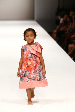 Nancy Vuu defile