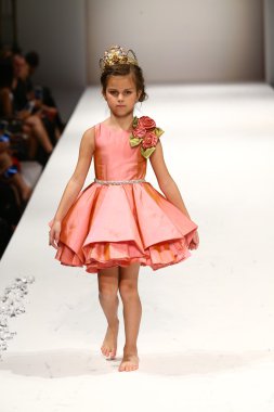 Nancy Vuu defile