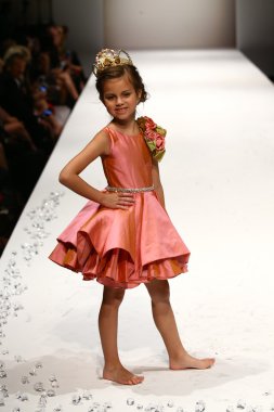 Nancy Vuu defile