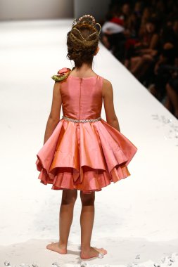 Nancy Vuu defile