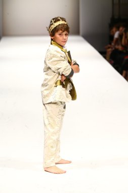 Nancy Vuu defile