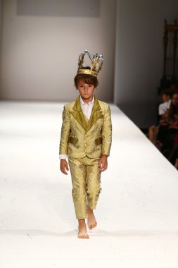 Nancy Vuu defile