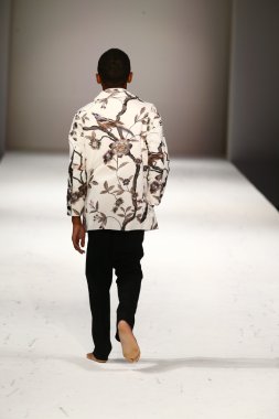 Nancy Vuu defile