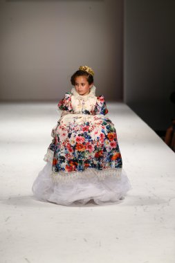 Nancy Vuu defile