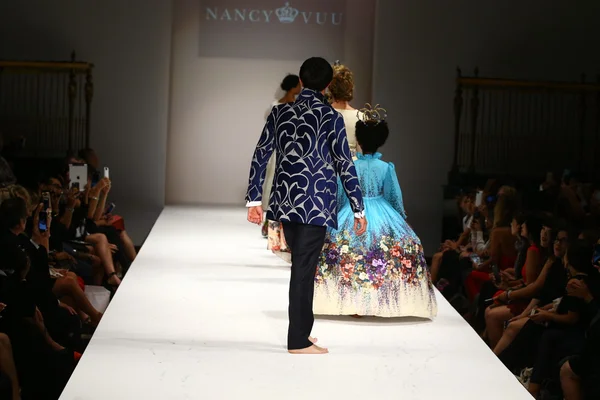 Nancy Vuu fashion show — Stock Photo, Image