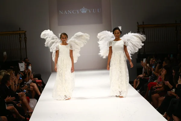 Nancy Vuu défilé de mode — Photo