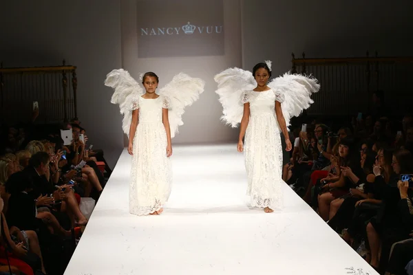 Nancy Vuu fashion show — Stock Photo, Image