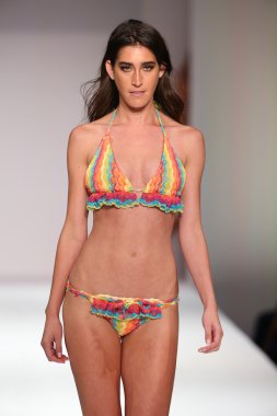 Lainy Gold Mayo defilesi