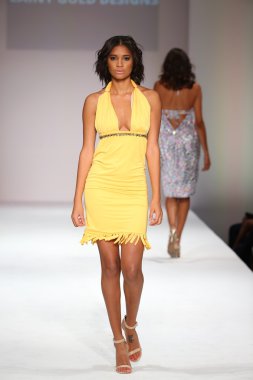 Lainy Gold Mayo defilesi