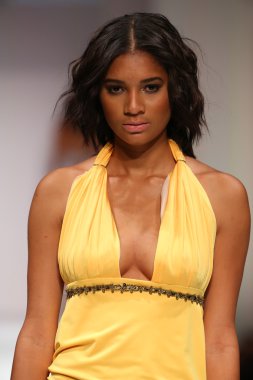 Lainy Gold Mayo defilesi