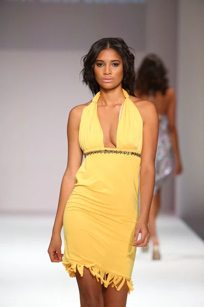 Lainy Gold Swimwear fashion show — Stock Photo, Image