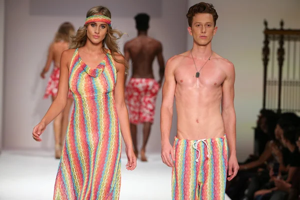 Lainy Gold Swimwear desfile de moda — Fotografia de Stock