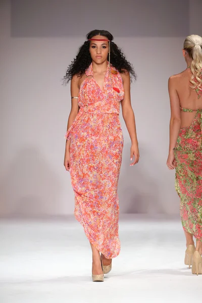 Lainy Gold Swimwear desfile de moda — Fotografia de Stock