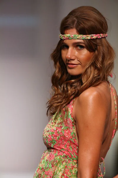 Lainy Gold Swimwear desfile de moda — Fotografia de Stock