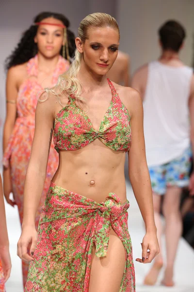 Lainy Gold Swimwear fashion show — Stock Photo, Image