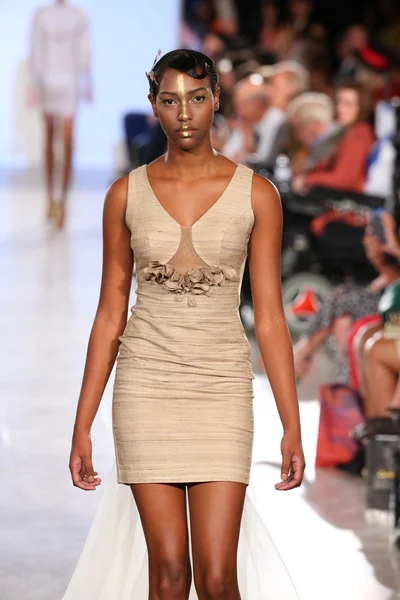 Model walks Archana Korchhar runway — ストック写真